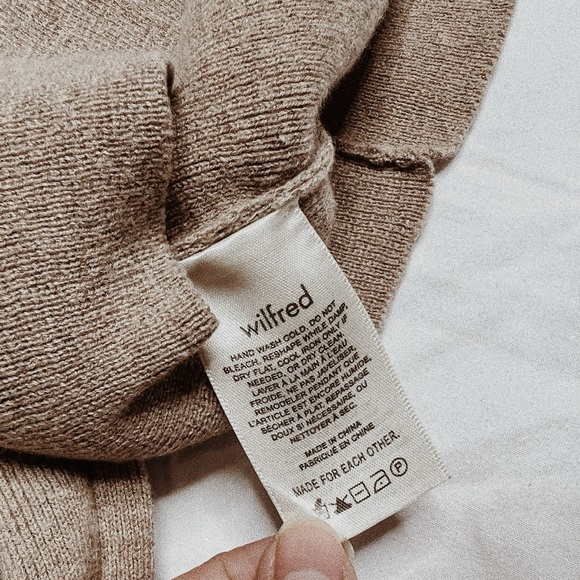 Aritzia Wilfred Rebecca Turtleneck - Picture 9 of 14